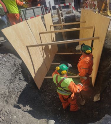 Obreros en excavación