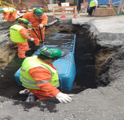 Obreros instalando equipos